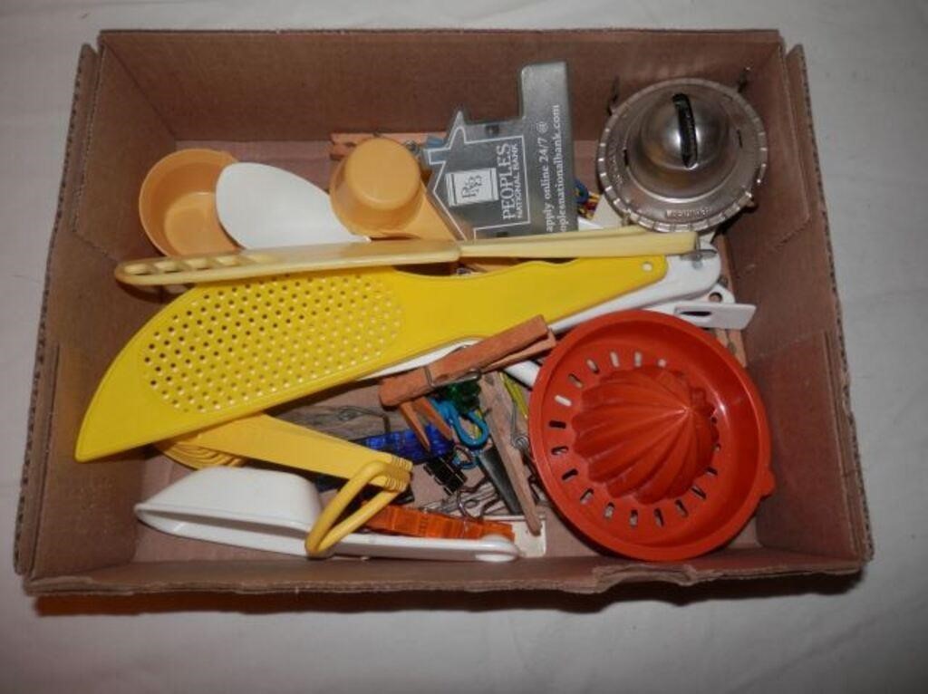 Tray of sm kitchen utensils