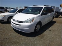 2004 Toyota Sienna LE Minivan