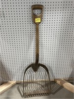 VINTAGE SHOVEL