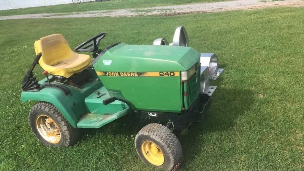 240 JD lawn Tractor