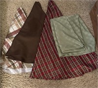 4 round table cloths and 1 oblong