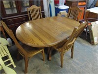 OAK DINING ROOM TABLE W/ LEAFS & 4 CHAIRS