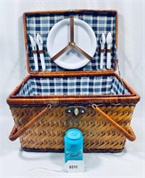 Picnic Basket & 4 Place Settings