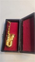 Saxophone pin with case
