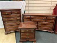 Reproduction Mahogany dresser, 6 drawer chest and