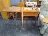 Singer Sewing Machine in Cabinet 401a