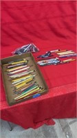 LARGE ASSORTMENT OF VINTAGE ADVERTISING PENS AND