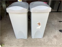 2 garbage cans w/lid