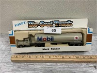 Ertl Mack Mobil tanker, 1/64