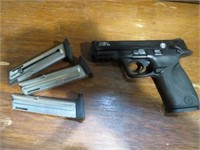Smith & Wesson M&P .22 Pistol & 4 Clips & Case