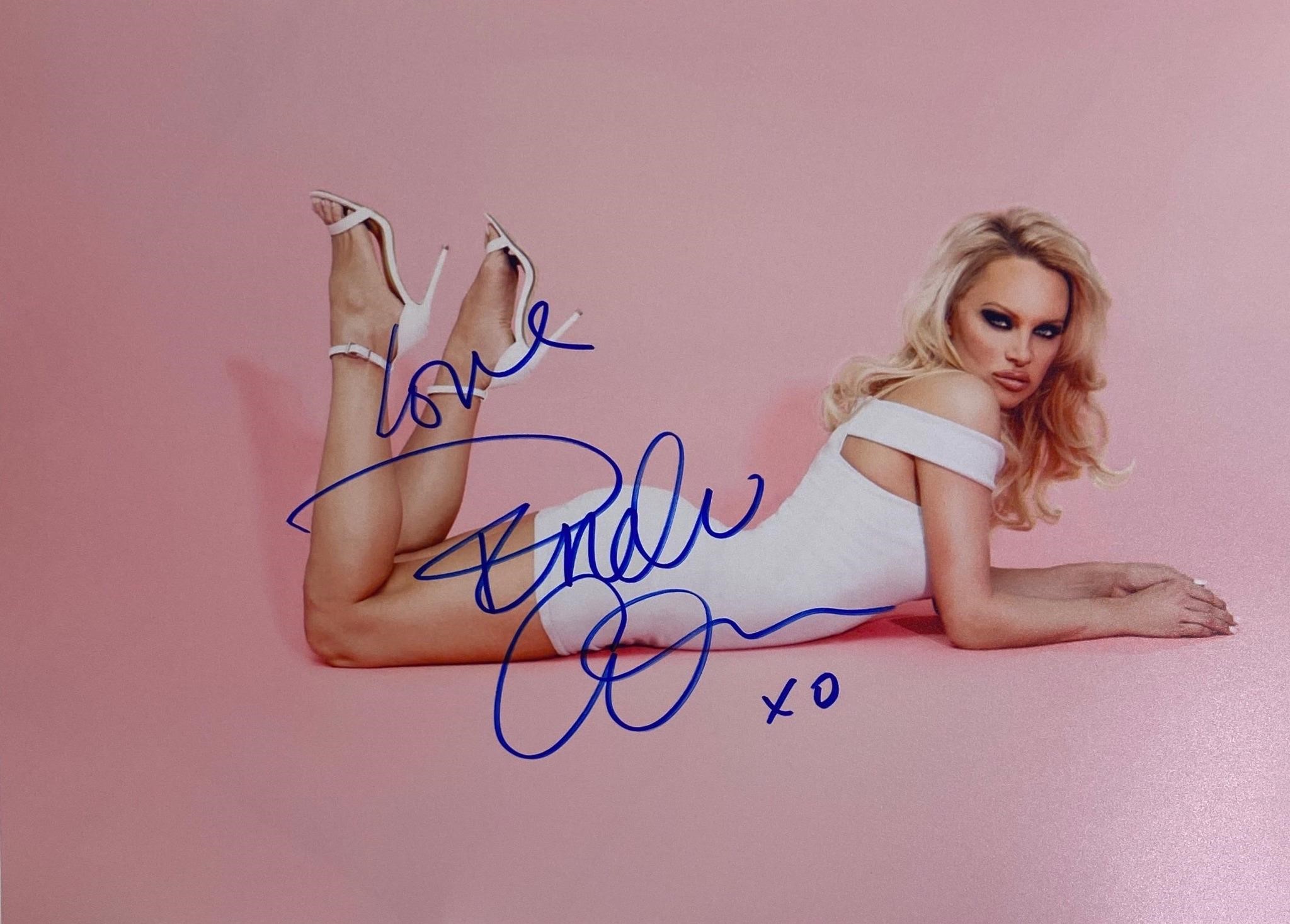 Autograph  
Pamela Anderson Photo