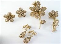 2 Gold Earrings and 2 Brooches