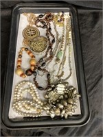 MIXED JEWELRY LOT