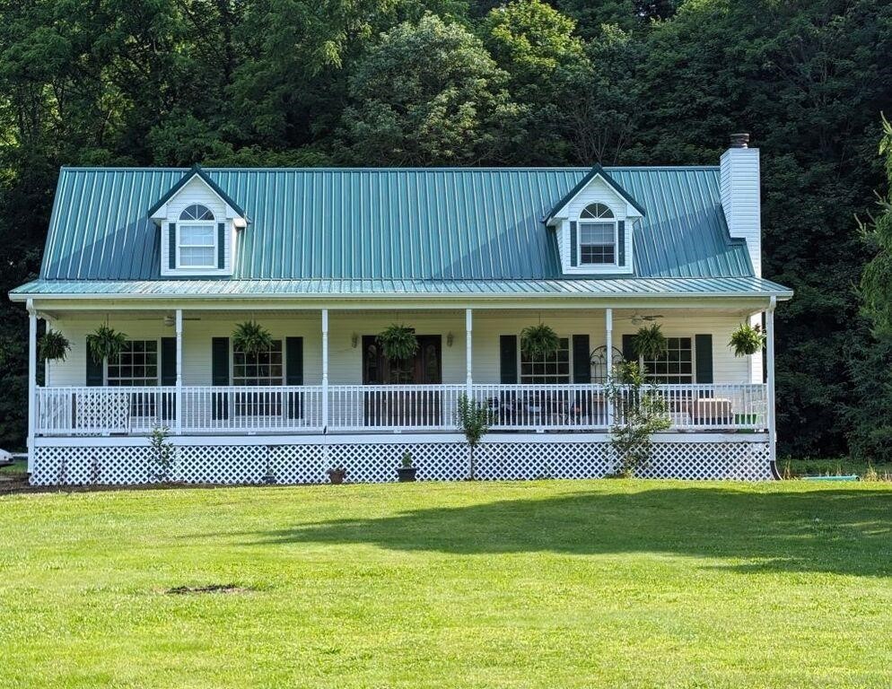 BEAUTIFUL HOME ON 222 ACRES!