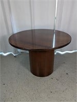 Vintage Mahogany-like Round Table