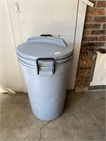 Rubbermaid Bruiser Trash Can with Lid
