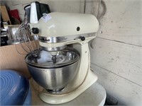 Kitchenaid with extra bowls and attachments