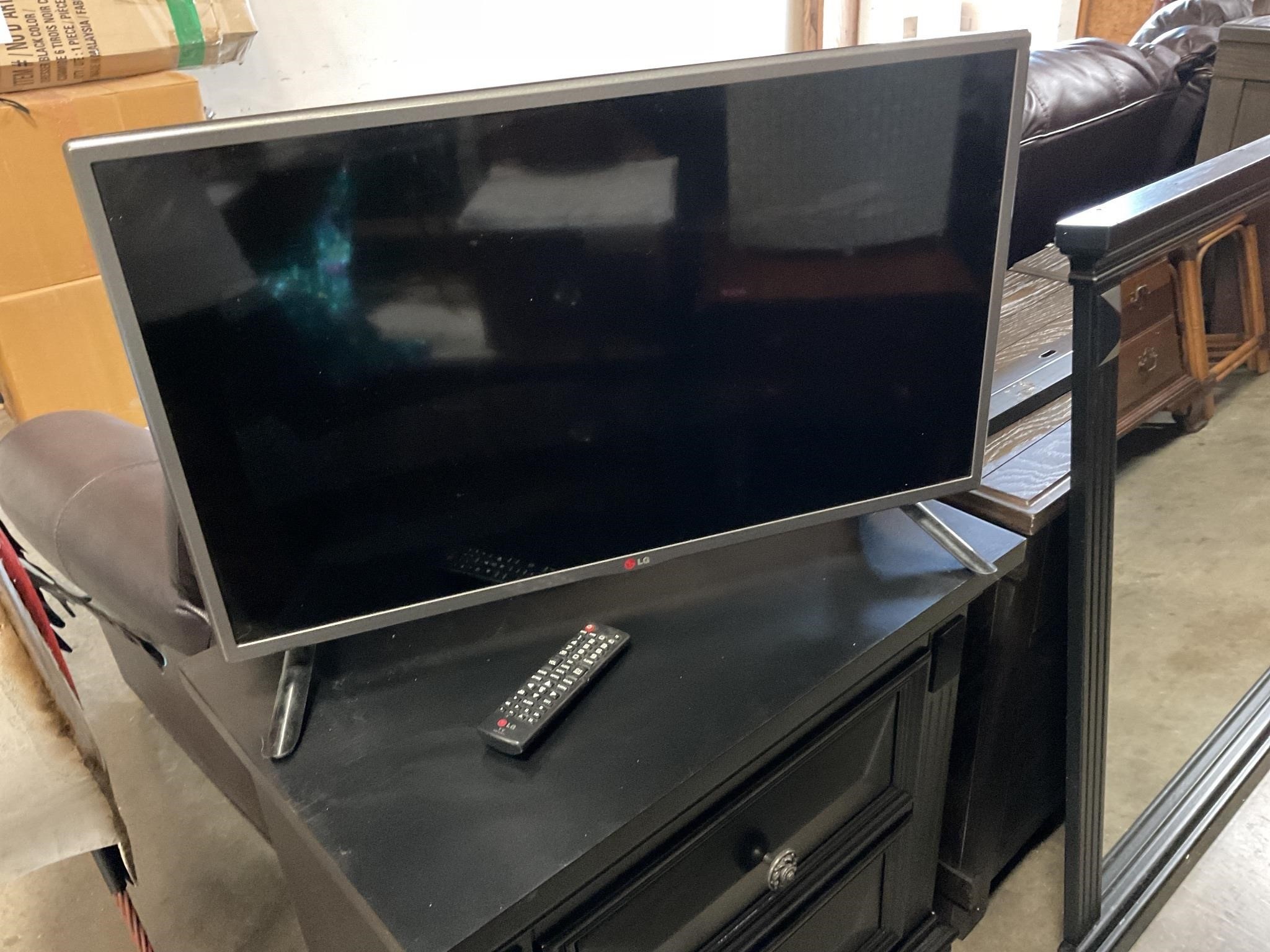 LG 32” tv with remote