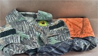 2pc Camo Hunting Vests & 2 Pads + Umbrella