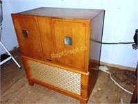 Antique Cabinet Radio - Phonograph Combination