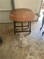 Vintage drop leaf table 37x25x25 (with leaf open)