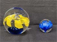 2 glass paperweights