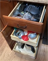 Contents of kitchen drawer & cabinet