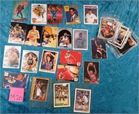 11 - LOT OF COLLECTIBLE BASEBALL CARDS (M26)