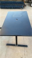 Metal outdoor table 30 x 48 x 32“