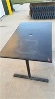 Metal outdoor table 30 x 48 x 32“