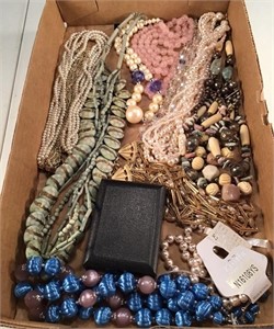 (22) Costume Jewelry Necklaces