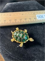 GREEN STONE AND GOLD TONE TURTLE BROOCH