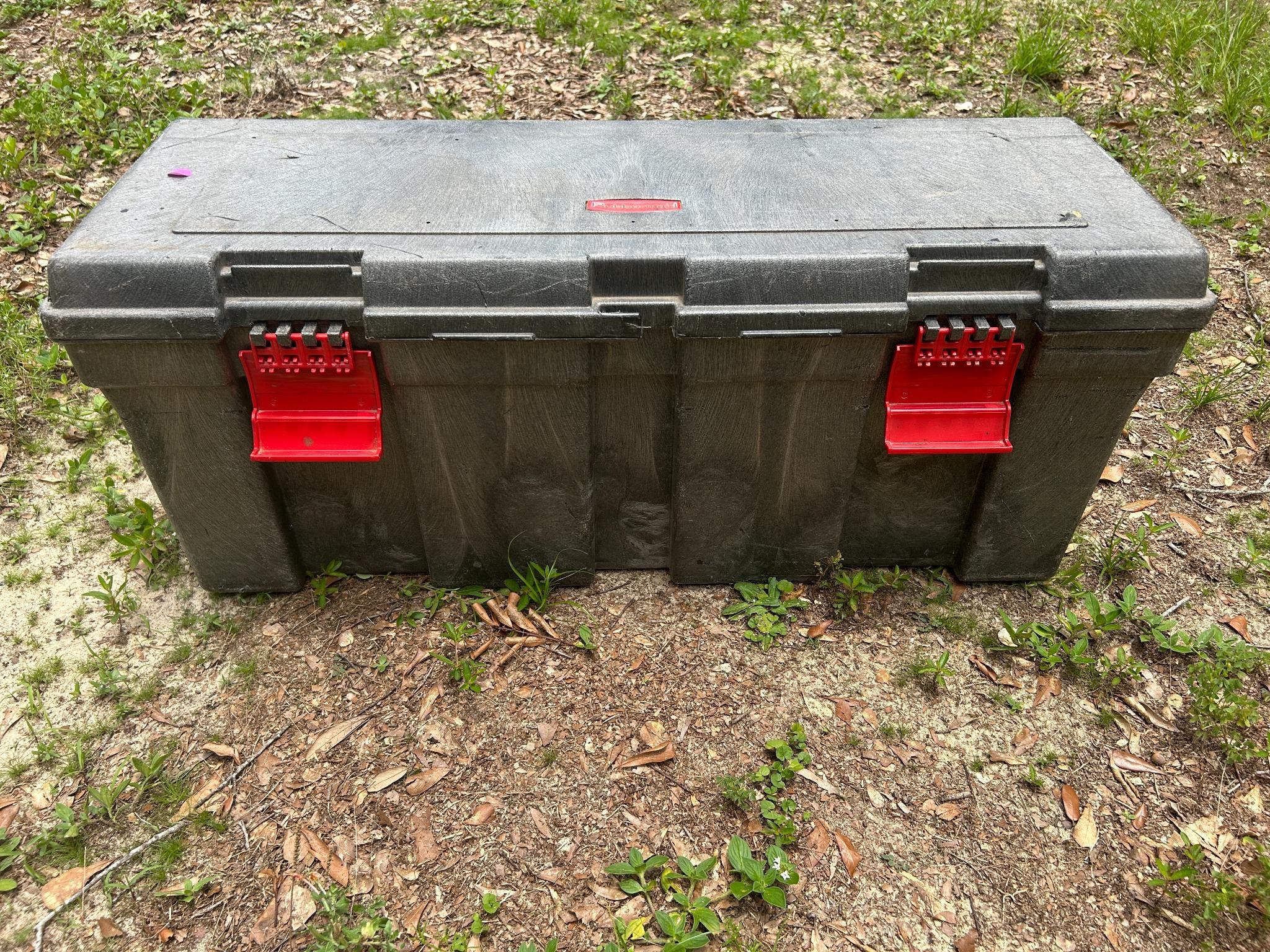 Rubbermaid storage container