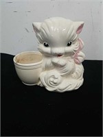 7.5 x 7-in vintage Hull cat planter has been