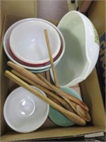 BOX - PYREX AND WOODEN UTENSILS