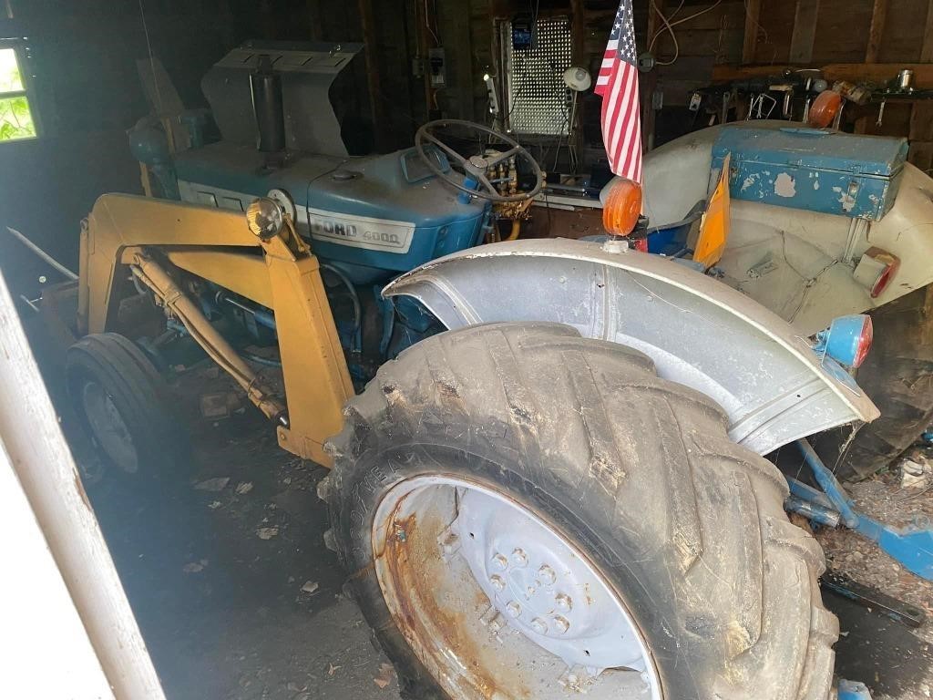 Ford 4000 Tractor with Bucket - (Non Running)