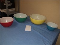 Set of 4 Vintage Pyrex Bowls