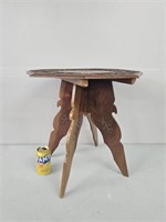 Table d'appoint ancienne sculptée  en bois
