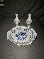 Estate lot of 2 small vases and a decorative plate