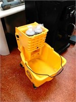 Commercial mop bucket with wringer