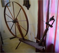 Large Walnut Spinning Wheel - GREAT CONDITION