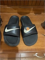 Nike slides women’s size 9