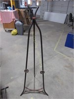 Metal easel with wicker accents