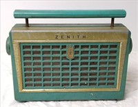 Zenith Model Z402F Portable Tube Radio