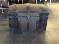 LARGE DOMETOP TRUNK WITH TRAY = ANTIQUE TRUNK