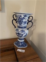 Orential Blue White Vase Decor