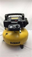 D4) DEWALT AIR COMPRESSOR, 165 PSI 6.0 gallon