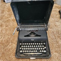 Vintage Royal Manual Typewriter  in Case