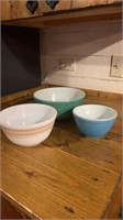 Vintage Pyrex mixing bowls primary green, blue,