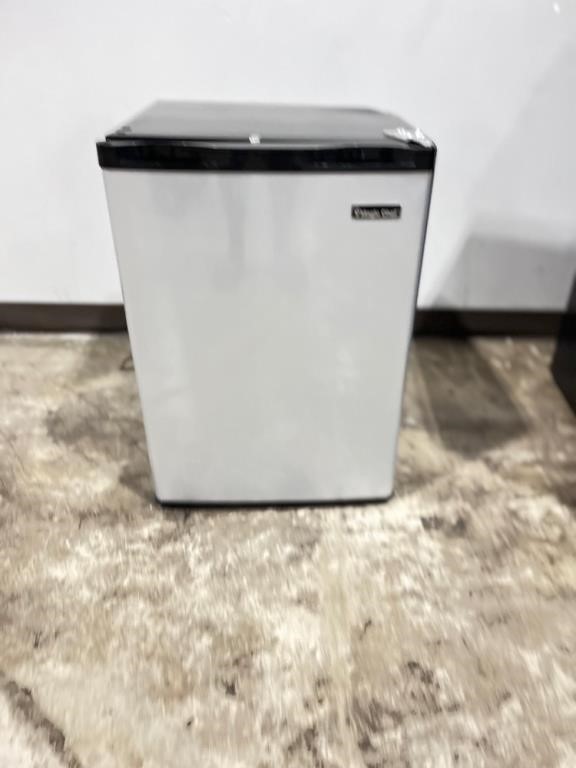 FM4452  Mini fridge 4.4ft